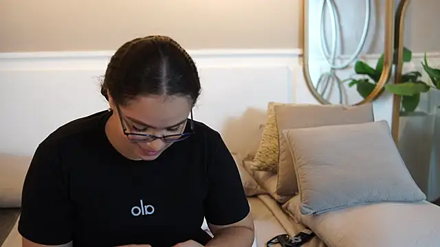 Tayler Kim online show from September 19, 2025, 6:19 pm