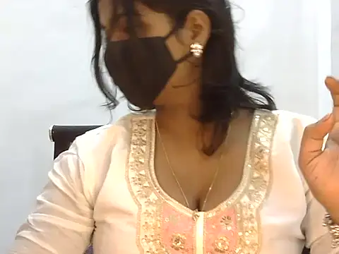 Hott Noor online show from November 9, 2025, 10:19 pm