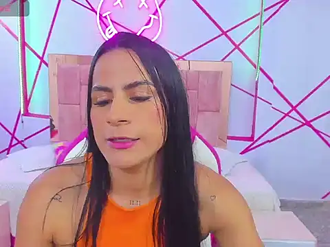 charlotthe ee online show from November 11, 2025, 6:52 pm