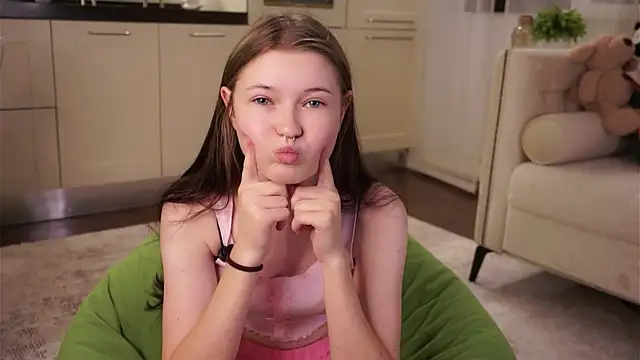 Snapshot of LynHillaire chatting on September 18, 2025, 11:12 am LynHillaire online show from September 18, 2025, 11:12 am