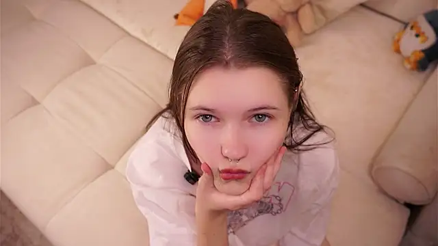 Snapshot of LynHillaire chatting on October 2, 2025, 11:06 am LynHillaire online show from October 2, 2025, 11:06 am