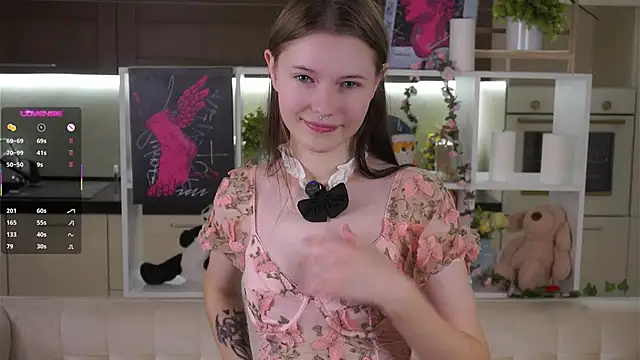 Snapshot of LynHillaire chatting on November 8, 2025, 10:04 am LynHillaire online show from November 8, 2025, 10:04 am