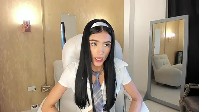 zoerouse  online show from November 18, 2025, 7:51 pm