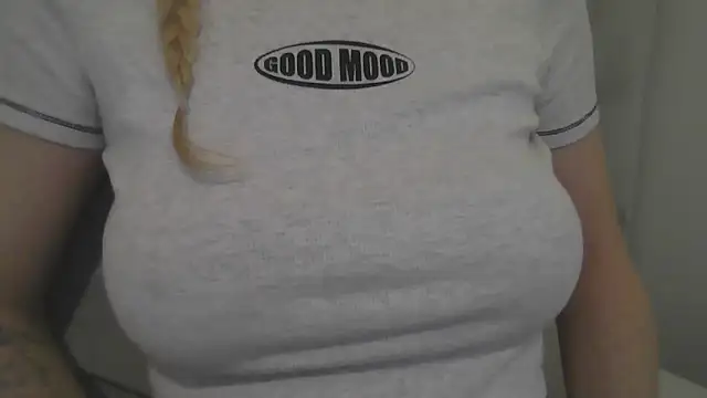 Snapshot of flirty_babe_x chatting on October 9, 2025, 5:00 pm flirty babe x online show from October 9, 2025, 5:00 pm