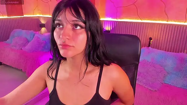 LindaWz  online show from October 12, 2025, 4:55 am