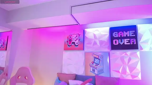 LindaWz  online show from November 22, 2025, 4:33 am