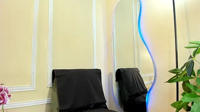 keila hott20 online show from September 18, 2025, 12:40 pm