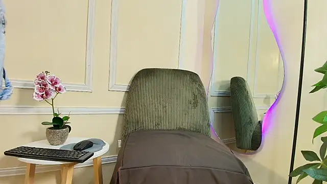 keila hott20 online show from October 11, 2025, 12:36 pm