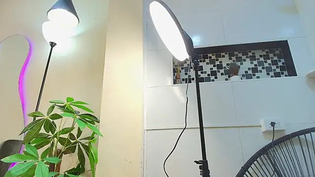 keila hott20 online show from October 17, 2025, 1:14 pm