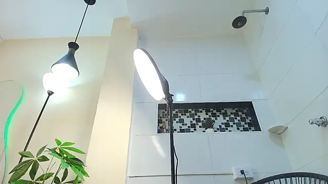 keila hott20 online show from October 23, 2025, 12:48 pm