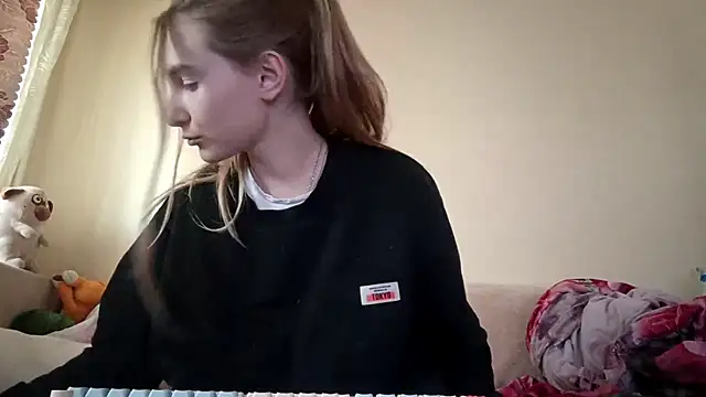 Snapshot of Nymera_flare chatting on October 1, 2025, 5:57 am Nymera flare online show from October 1, 2025, 5:57 am