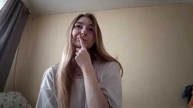 Snapshot of Nymera_flare chatting on November 3, 2025, 6:36 am Nymera flare online show from November 3, 2025, 6:36 am