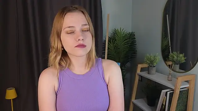 HollieCollelo online show from October 22, 2025, 3:18 am