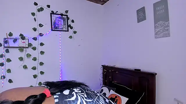 Michluxe 69 online show from December 2, 2025, 2:34 pm