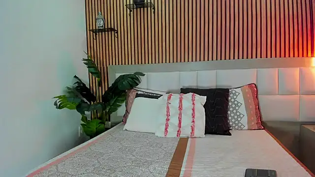 Roseaurora online show from December 15, 2025, 12:42 pm