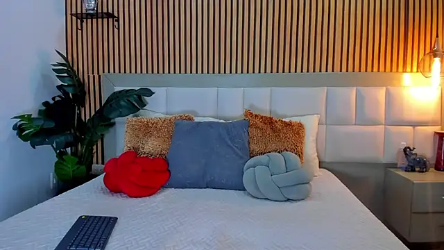 Roseaurora online show from January 19, 2026, 1:04 pm