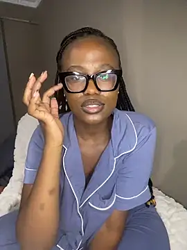 Moonzy77 online show from November 14, 2025, 10:18 pm