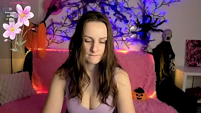 Julia Lia online show from November 3, 2025, 8:37 am