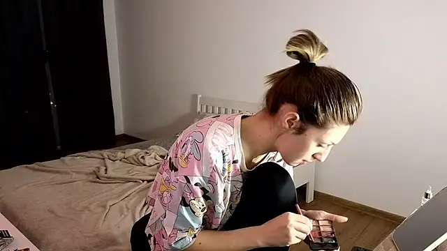 crystalxx18 online show from November 28, 2025, 3:42 am