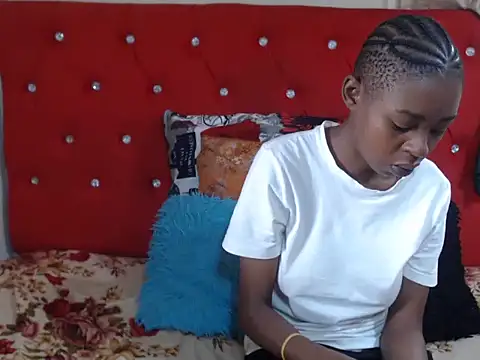 SweetSlenderChoc online show from November 26, 2025, 12:06 pm