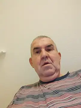 Oldmenhot66 online show from December 23, 2025, 5:16 am