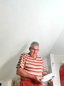 Oldmenhot66 online show from June 25, 2026, 4:01 am