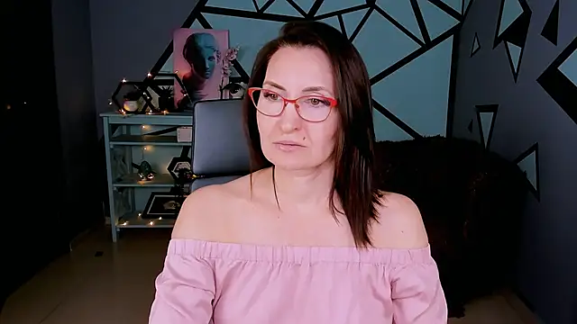 Snapshot of UnaTerra chatting on February 1, 2026, 9:08 am UnaTerra online show from February 1, 2026, 9:08 am