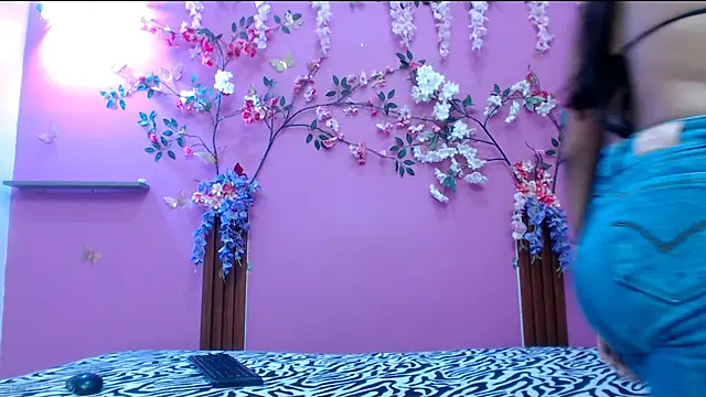 skinnysofia18 online show from April 8, 2026, 1:33 pm