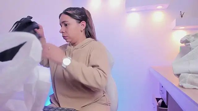 CataleyaAmaya online show from October 25, 2025, 12:02 pm