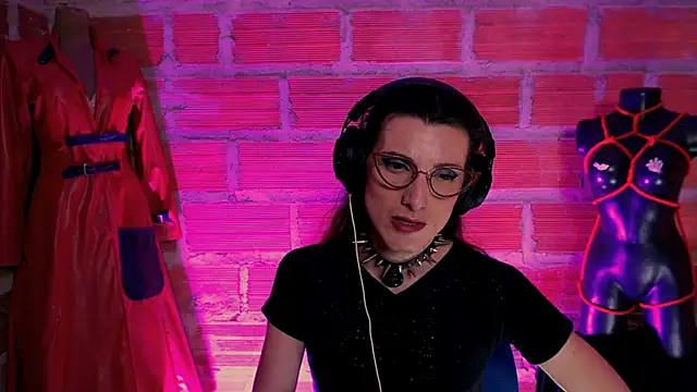 Moira-Hot online show from July 4, 2026, 4:51 am