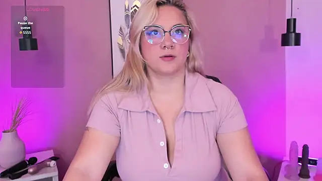 hollie joliie online show from October 3, 2025, 11:29 am