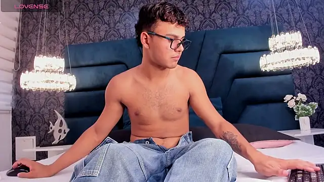 Tthiago cruz online show from November 3, 2025, 8:21 pm