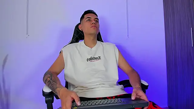 Nickyblazze  online show from September 16, 2025, 2:07 pm