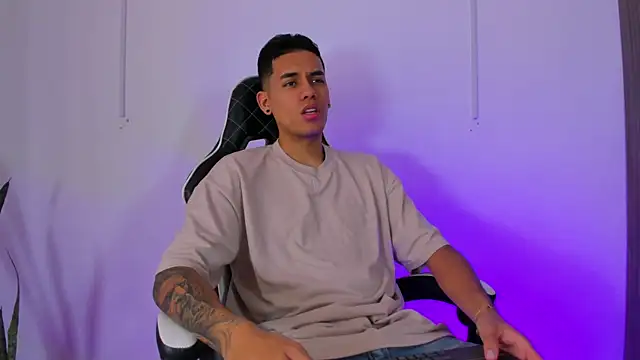 Nickyblazze  online show from September 19, 2025, 2:07 pm