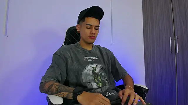 Nickyblazze  online show from September 20, 2025, 1:34 pm