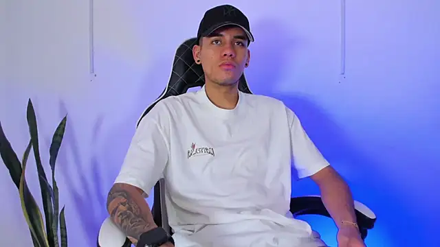 Nickyblazze  online show from September 23, 2025, 1:47 pm