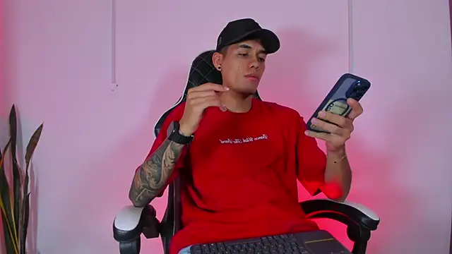 Nickyblazze  online show from September 28, 2025, 11:32 pm