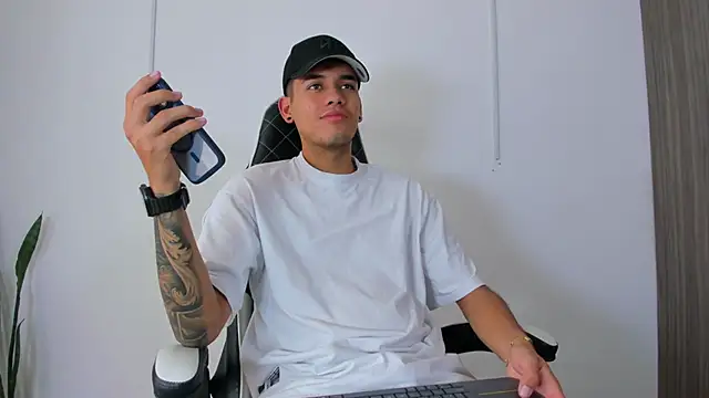 Nickyblazze  online show from October 9, 2025, 3:21 pm