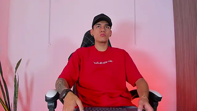 Nickyblazze  online show from October 14, 2025, 1:12 pm