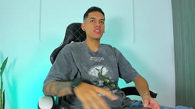 Nickyblazze  online show from October 15, 2025, 11:54 am