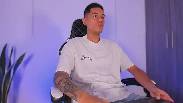 Nickyblazze  online show from October 20, 2025, 12:05 pm