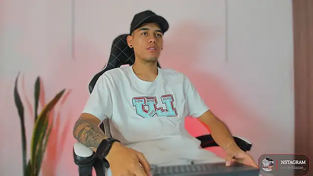 Nickyblazze  online show from October 22, 2025, 12:49 pm