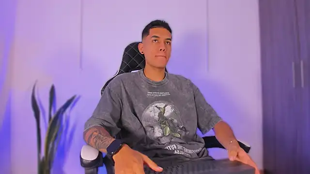 Nickyblazze  online show from October 24, 2025, 12:23 pm