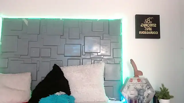 Snapshot of Trinity_Knox chatting on October 6, 2025, 4:26 pm Trinity Knox online show from October 6, 2025, 4:26 pm