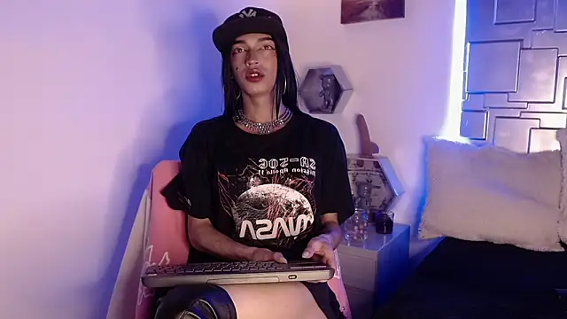 Snapshot of Trinity_Knox chatting on October 20, 2025, 3:56 pm Trinity Knox online show from October 20, 2025, 3:56 pm