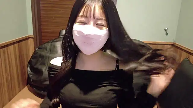 Snapshot of Ema-- chatting on November 10, 2025, 10:14 am Ema-- online show from November 10, 2025, 10:14 am