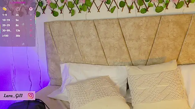 LaraGiil online show from September 19, 2025, 1:01 pm