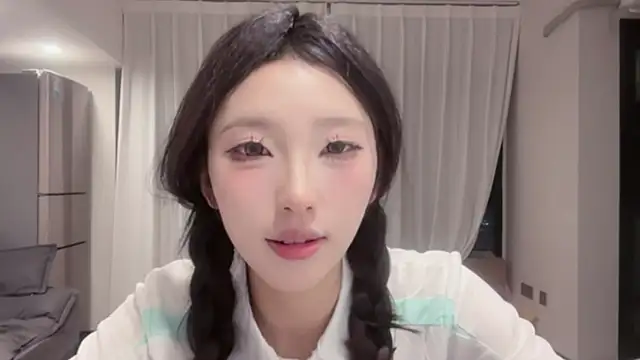 Snapshot of ZhaoZhao-ZM chatting on September 19, 2025, 1:23 pm ZhaoZhao-ZM online show from September 19, 2025, 1:23 pm