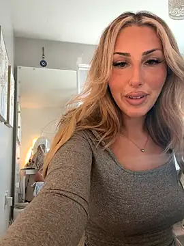 Snapshot of HeidiMae chatting on October 27, 2025, 2:21 pm HeidiMae online show from October 27, 2025, 2:21 pm