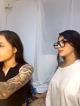 Snapshot of Sweet_and_Rous0 chatting on November 3, 2025, 3:30 am Sweet and Rous0 online show from November 3, 2025, 3:30 am